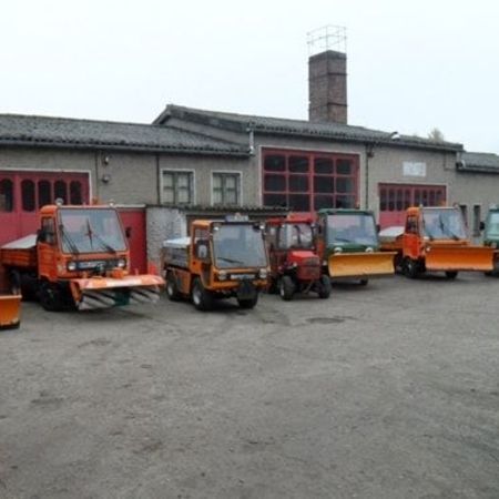 Sechs Winterdienst-Fahrzeuge des Fuhrparks auf dem Gelände der Firma Stöckl Glas- und Gebäudereinigung Alt Ruppin