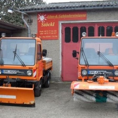 Zwei Winterdienst-Fahrzeuge des Fuhrparks auf dem Gelände der Firma Stöckl Glas- und Gebäudereinigung Alt Ruppin
