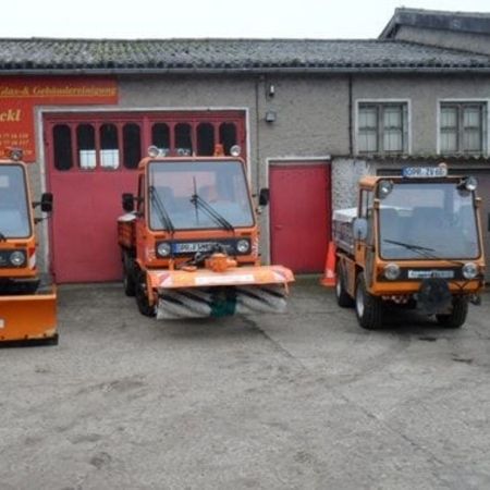 Vier Winterdienst-Fahrzeuge des Fuhrparks auf dem Gelände der Firma Stöckl Glas- und Gebäudereinigung Alt Ruppin