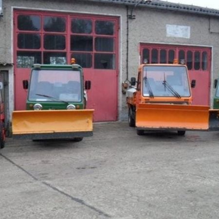 Vier Winterdienst-Fahrzeuge des Fuhrparks auf dem Gelände der Firma Stöckl Glas- und Gebäudereinigung Alt Ruppin